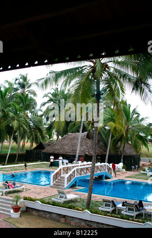 Piscine vue du balcon d'une salle de bains privative de luxe d'un hôtel de villégiature au Kerala Banque D'Images