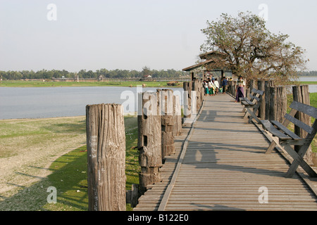 Le Pont de U Bein, le plus long pont en teck du monde, Amarapura, Myanmar (Birmanie) Banque D'Images