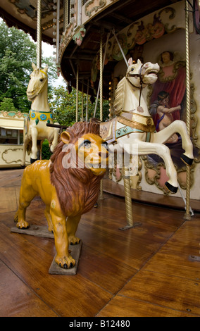 En carrousel dans city park Banque D'Images