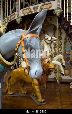 En carrousel dans city park Banque D'Images