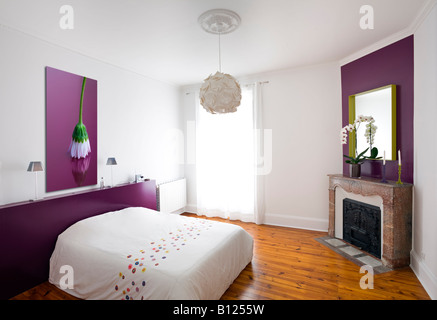 Cette chambre contemporaine dans une vieille maison (France). Chambre à coucher contemporaine dans une maison ancienne (France). Banque D'Images