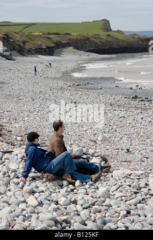 L'homme et la femme assise sur la plage de galets, Kilve, Somerset, England, UK Banque D'Images