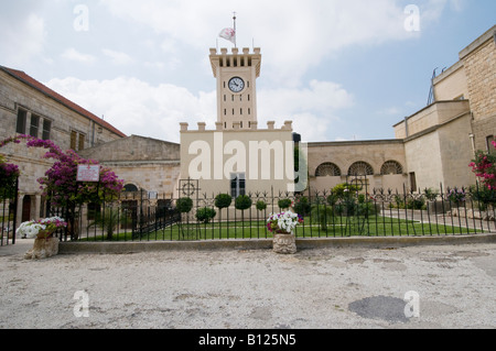 Eglises de Terre Sainte : l'Eglise de la Transfiguration, Mt Tabor Israël. Vue sur le monastère et l'auberge du pèlerin de Banque D'Images