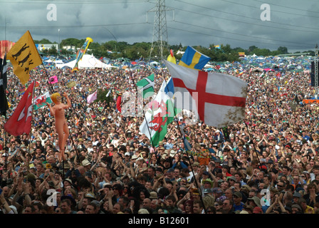 La foule à la Pyramide principale étape à Glastonbury Music Festival Banque D'Images