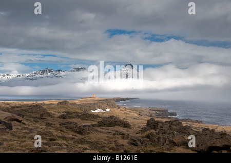 Reydarfjordur et les montagnes de la région du col Oddsskaro dans les Fjords de l'Est Région de l'Est de l'islande Banque D'Images