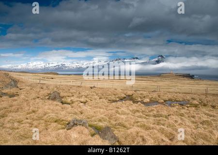 Reydarfjordur et les montagnes de la région du col Oddsskaro dans les Fjords de l'Est Région de l'Est de l'islande Banque D'Images