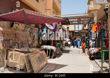 Boutiques dans le bazar, Sharia al Souk, Luxor, Egypt Banque D'Images