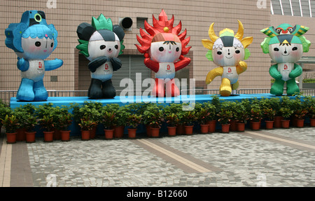 Fuwas Beibei, Jingjing, Huanhuan, Yingying et Nini les cinq mascottes des Jeux Olympiques de Beijing sur l'affichage à Hong Kong Avril 2008 Banque D'Images