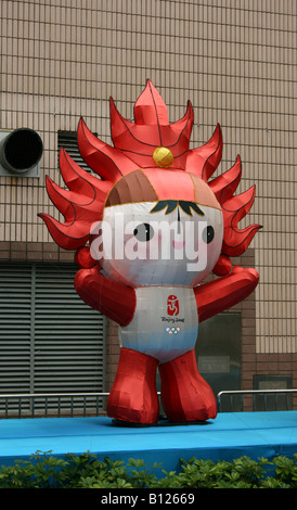 Fuwa huanhuan un des cinq mascottes des Jeux Olympiques de Beijing de 2008 sur l'affichage à Hong Kong, Avril 2008 Banque D'Images