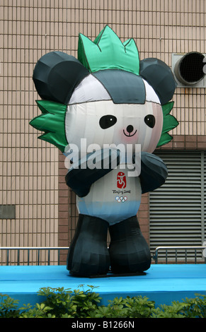 Jingjing fuwa un l'un des cinq mascottes des Jeux Olympiques de Beijing de 2008 sur l'affichage à Hong Kong, Avril 2008 Banque D'Images