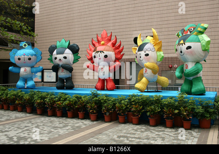 Fuwas Beibei, Jingjing, Huanhuan, Yingying et Nini les cinq mascottes des Jeux Olympiques de Beijing sur l'affichage à Hong Kong Avril 2008 Banque D'Images