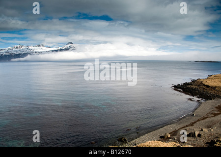 Reydarfjordur et les montagnes de la région du col Oddsskaro dans les Fjords de l'Est Région de l'Est de l'islande Banque D'Images