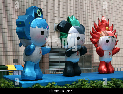 Beibei, Jingjing, Huanhuan trois des cinq fuwas les mascottes des Jeux Olympiques de Beijing sur l'affichage à Hong Kong Avril 2008 Banque D'Images