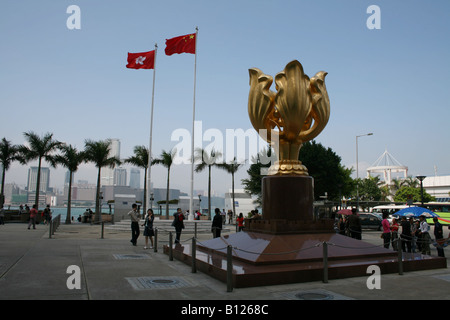 La sculpture Forever Blooming Bauhinia Hong Kong avec le chinois et Hong Kong flags Avril 2008 Banque D'Images