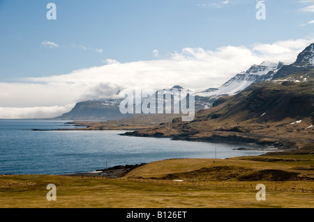 Reydarfjordur Reydarfjord et les montagnes de la région du col Oddsskaro dans les Fjords de l'Est Région de l'Est de l'islande Banque D'Images