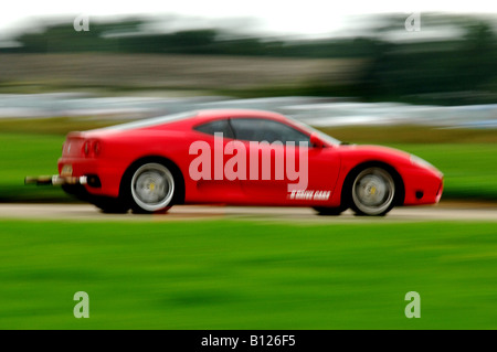 Rouge Ferrari Racing sur la voie Banque D'Images