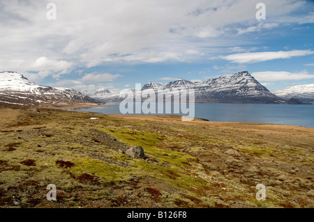 Reydarfjordur Reydarfjord et les montagnes de la région du col Oddsskaro dans les Fjords de l'Est Région de l'Est de l'islande Banque D'Images