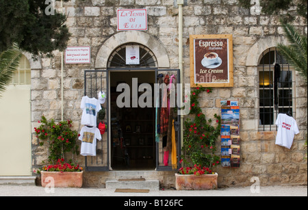 Café et boutique de cadeaux pour les pèlerins 'uniquement', monastère franciscain construit sur les ruines de l'église des croisés, Mt. Tabor, Israël Banque D'Images