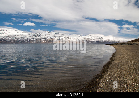 Reydarfjordur Reydarfjord et les montagnes de la région du col Oddsskaro dans les Fjords de l'Est Région de l'Est de l'islande Banque D'Images