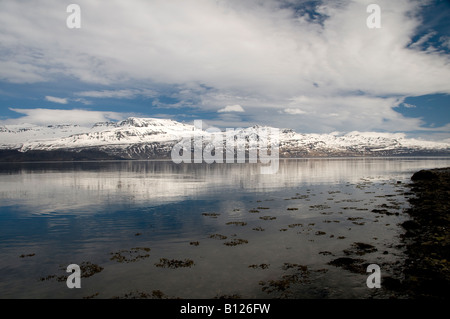 Reydarfjordur Reydarfjord et les montagnes de la région du col Oddsskaro dans les Fjords de l'Est Région de l'Est de l'islande Banque D'Images