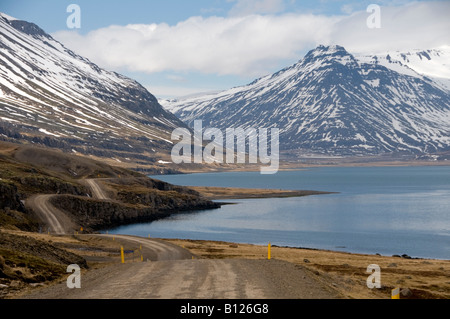 Reydarfjordur Reydarfjord et les montagnes de la région du col Oddsskaro dans les Fjords de l'Est Région de l'Est de l'islande Banque D'Images