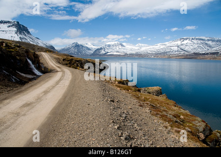 Reydarfjordur Reydarfjord et les montagnes de la région du col Oddsskaro dans les Fjords de l'Est Région de l'Est de l'islande Banque D'Images