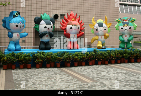 Fuwas Beibei, Jingjing, Huanhuan, Yingying et Nini les cinq mascottes des Jeux Olympiques de Beijing sur l'affichage à Hong Kong Avril 2008 Banque D'Images