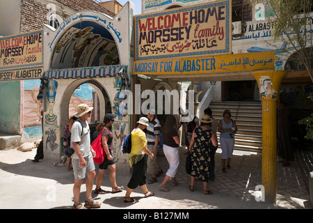 Shopping pour les touristes des souvenirs à une usine d'albâtre sur la Cisjordanie, Louxor, vallée du Nil, l'Egypte Banque D'Images