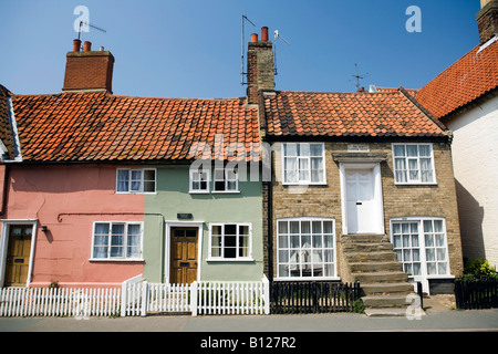 UK Angleterre Suffolk Aldeburgh Slaughden Road rangée de cottages y compris l'ancienne coutume maison avec des mesures pour porte exceptionnellement placé Banque D'Images