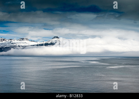 Reydarfjordur et les montagnes de la région du col Oddsskaro dans les Fjords de l'Est Région de l'Est de l'islande Banque D'Images