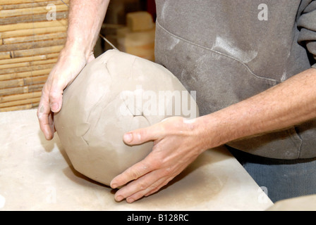 La préparation de l'argile de potier forfaitaire pour une utilisation sur de potier Banque D'Images
