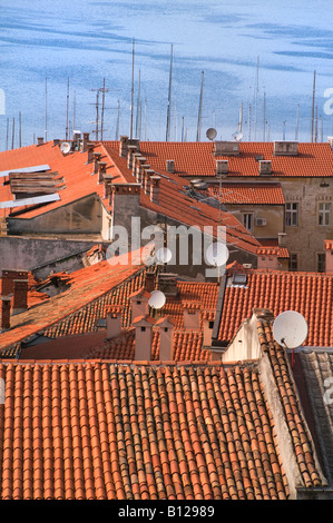 Toit rouge avec des antennes paraboliques et antenne Pula Istrie Croatie Banque D'Images