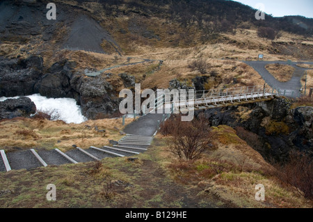 Cascades de Hraunfossar sur pierres de lave, Borgarfjorour, Islande Banque D'Images