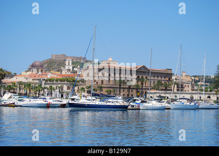 Port et vue sur le château, Milazzo, Capo di Milazzo, province de Messine, Sicile, Italie Banque D'Images