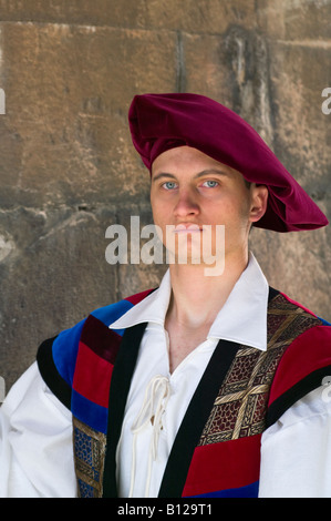 Gardes en uniforme traditionnel sur l'ancienne muraille de la ville Dubrovnik Croatie Banque D'Images