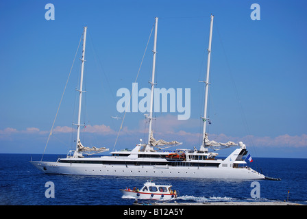 Grand yacht de luxe, Marina Corta, Lipari, Isola Lipari, Messine, Sicile, Italie Province Banque D'Images