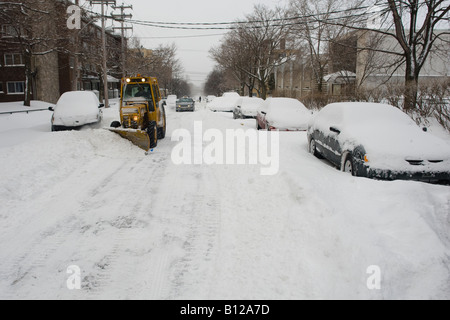 Une scène de la neige le long de la rue de banlieue Montréal liés après une forte chute de neige. Banque D'Images