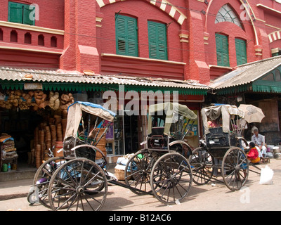 Ligne de pousse-pousse dans la ville de Calcutta Banque D'Images