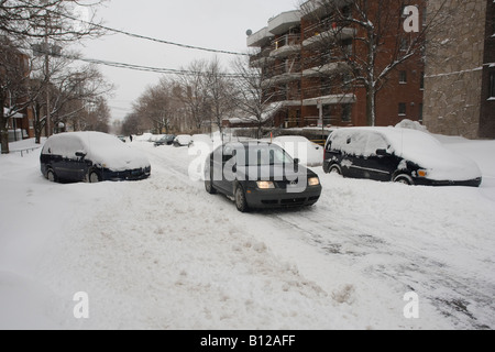 Une scène de la neige le long de la rue de banlieue Montréal liés après une forte chute de neige. Banque D'Images