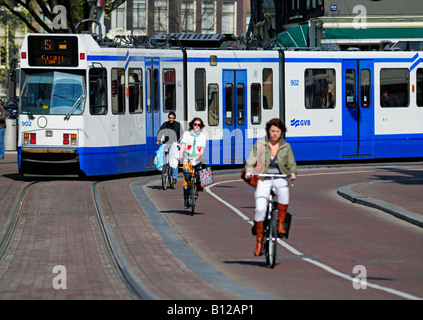 Trois motards et le tram à Amsterdam Hollande Pays-bas Europe Banque D'Images