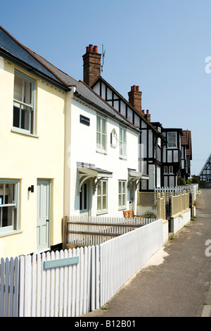 UK Angleterre Suffolk Aldeburgh Aldeburgh les dunes sud Chalets et maquette noir et blanc maisons Tudor Banque D'Images