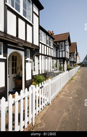 UK Angleterre Suffolk Aldeburgh Aldeburgh Les Dunes maquette noir et blanc maisons Tudor Banque D'Images