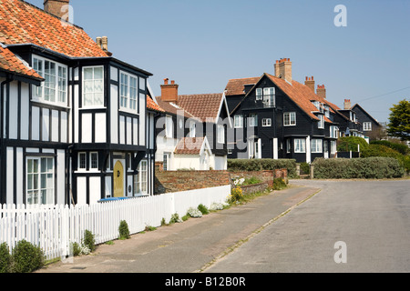 UK Angleterre Suffolk Aldeburgh Aldeburgh Les Dunes maquette noir et blanc maisons Tudor Banque D'Images