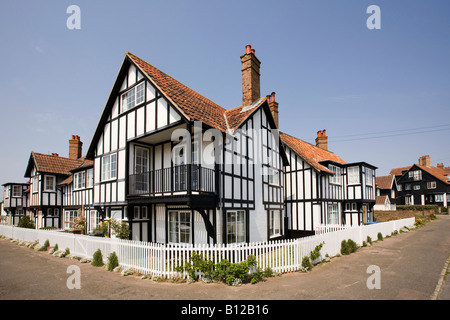 UK Angleterre Suffolk Aldeburgh Aldeburgh Les Dunes maquette noir et blanc maisons Tudor Banque D'Images