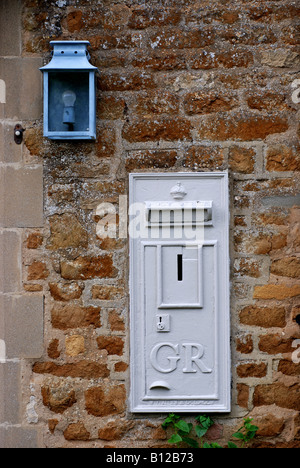 Ancien village post box, Adlestrop, Gloucestershire, England, UK Banque D'Images