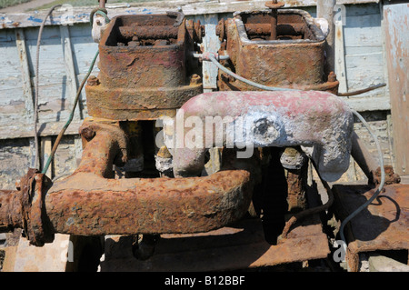 La rouille vieux bateau de moteur Banque D'Images