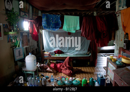 Le moine bouddhiste dans un monastère de Kyauktan canton de Yangon, Myanmar, Birmanie Banque D'Images