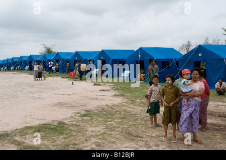 Les gens se tiennent à côté de leurs tentes dans un campement de secours Mis en place par le gouvernement pour les victimes du cyclone Nargis Canton de Kyauktan de Yangon Myanmar Banque D'Images