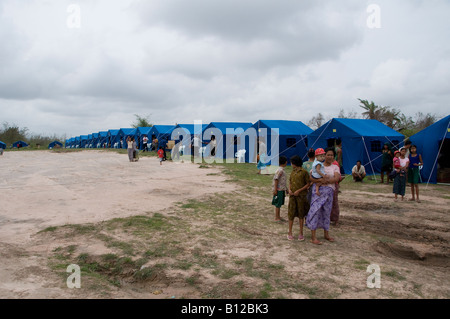 Les gens se tiennent à côté de leurs tentes dans un campement de secours Mis en place par le gouvernement pour les victimes du cyclone Nargis Canton de Kyauktan de Yangon Myanmar Banque D'Images