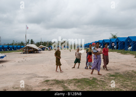 Les gens se tiennent à côté de leurs tentes dans un campement de secours Mis en place par le gouvernement pour les victimes du cyclone Nargis Canton de Kyauktan de Yangon Myanmar Banque D'Images